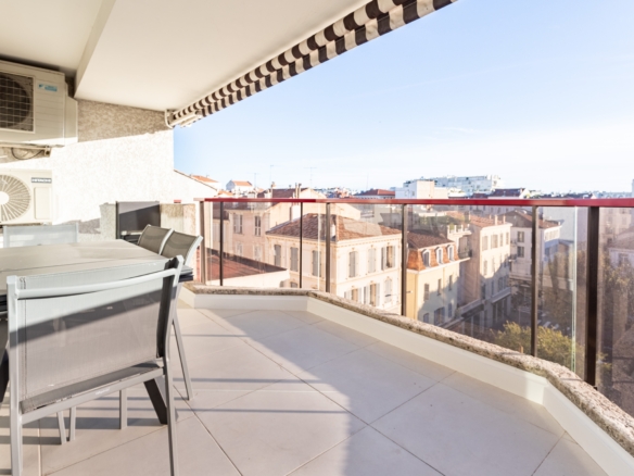 Penthouse Duplex with terrace right in city center – overlooking Gambetta food market