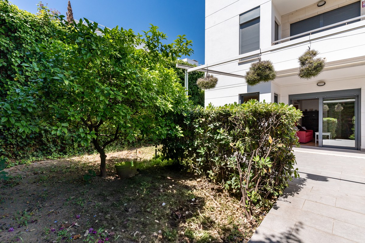 Private garden with lemon tree and direct living-room access