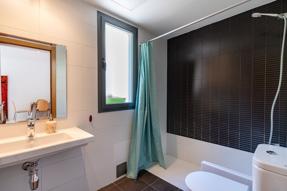 18-bathroom-walk-in-shower-1200×800 El Jardín — Garden Apartment in Son Rapinya