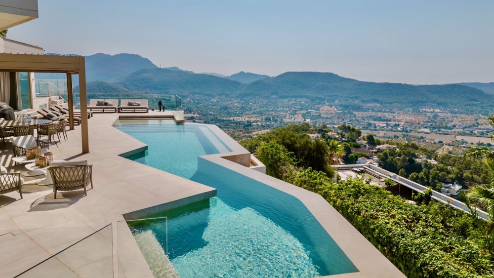 The infinity pool at Casa Sunshine looking down the valley