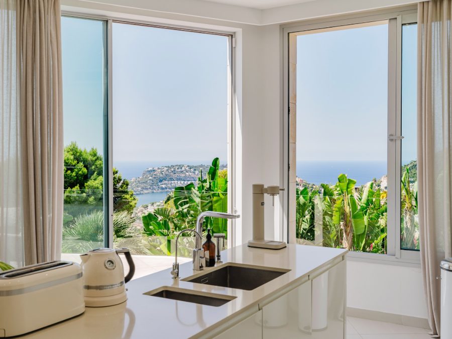 The kitchen at Casa Sunshine with the sea through the window