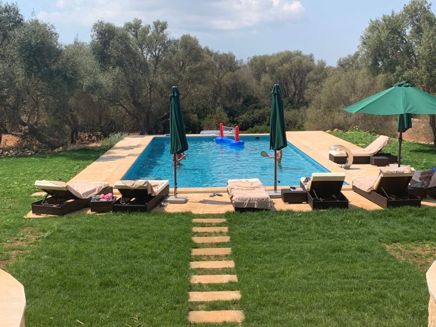 Stepping stones across the lawn towards the pool