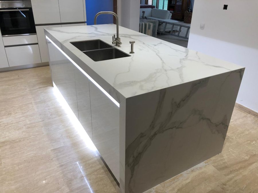 The kitchen island in white marble at Los Hibiscus