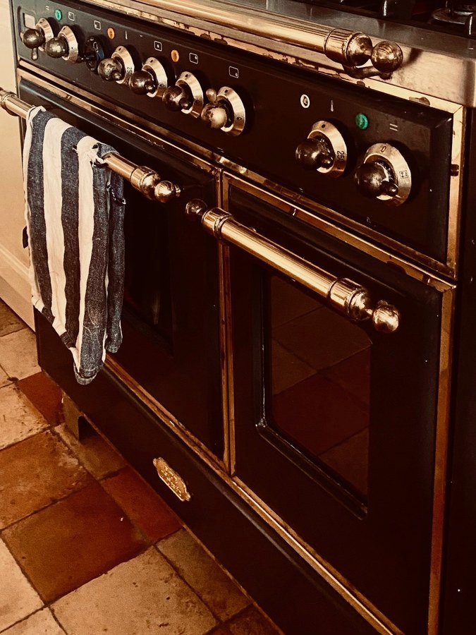The range cooker in the kitchen