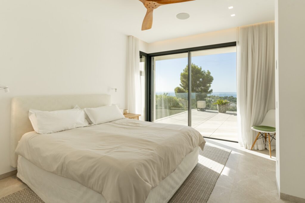 Bedroom with doors to the terrace and the pines