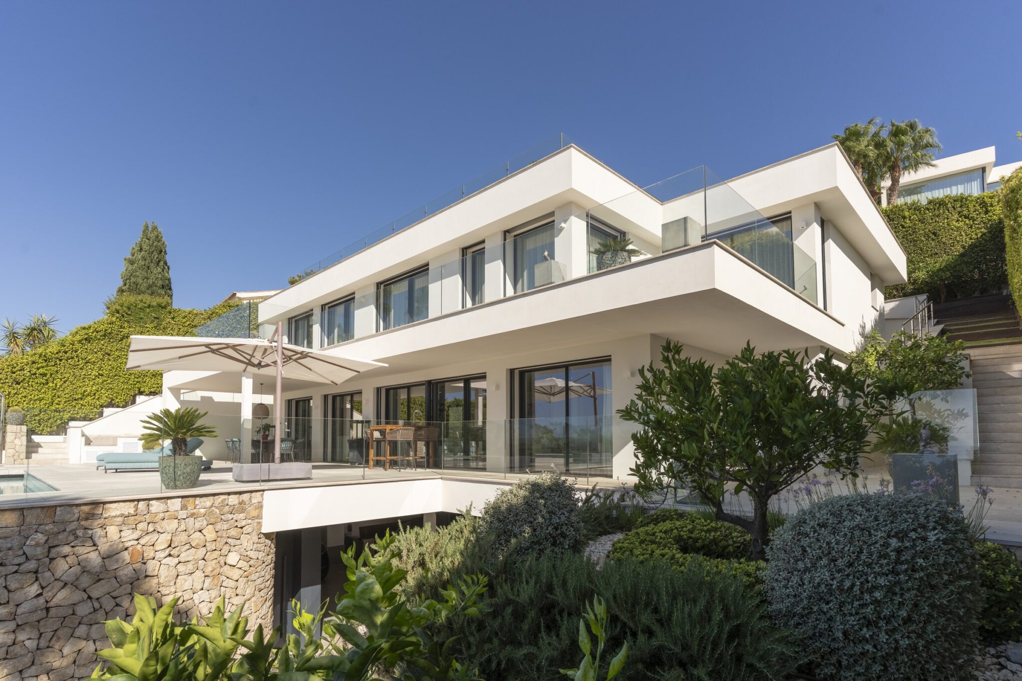 bendinat villa garden facade | Global Homebase