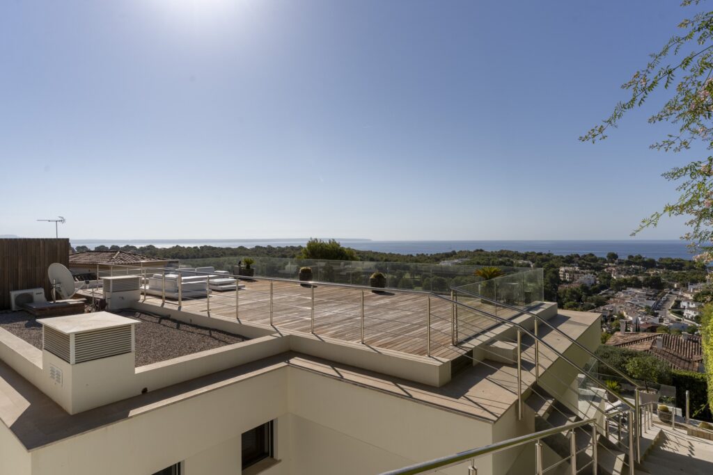 View from the roof over Bendinat to the sea