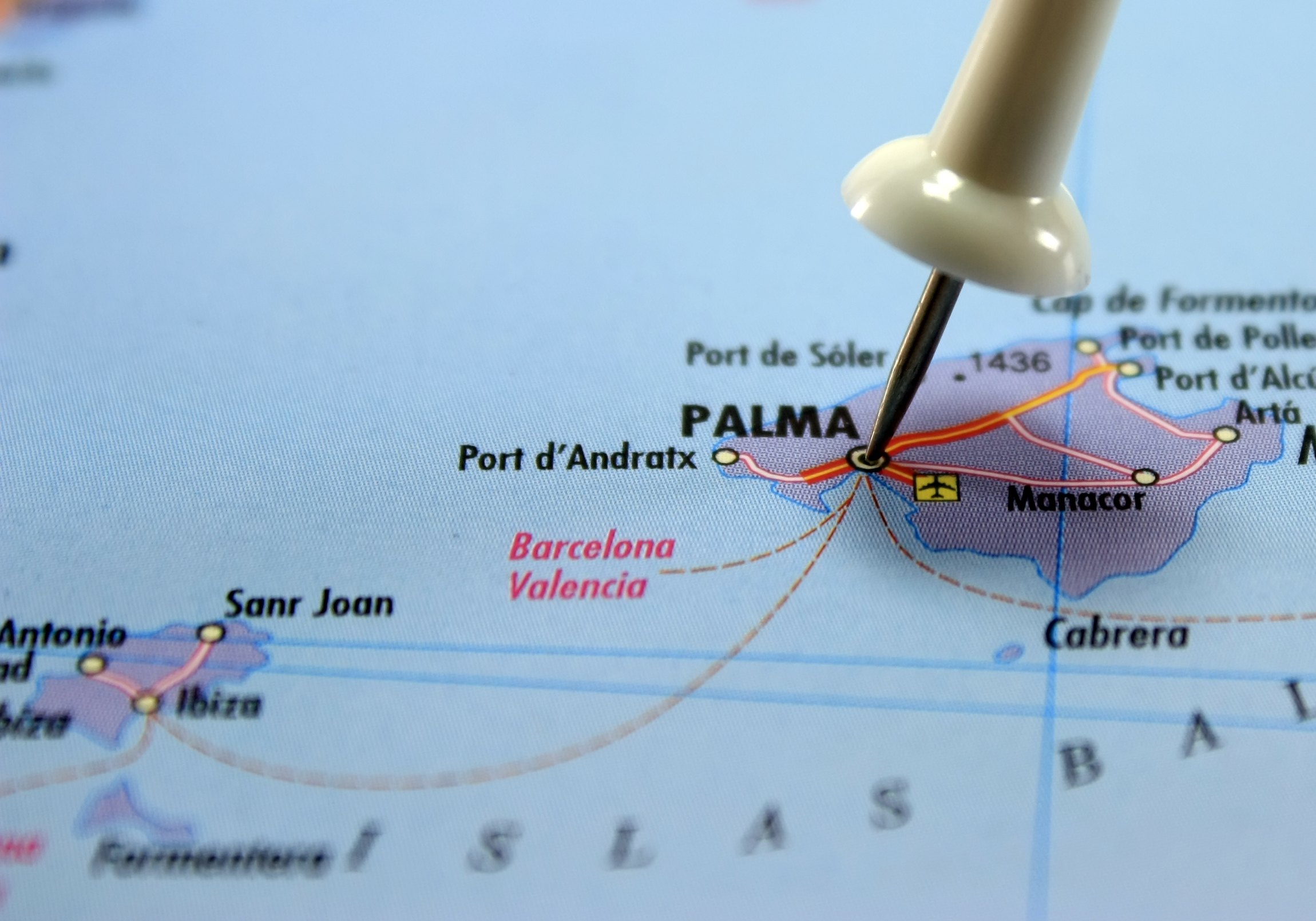 A pin in Palma on the map of Mallorca, with routes out to Barcelona and Valencia